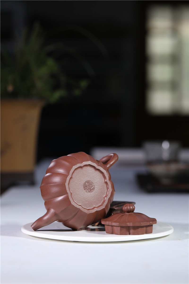 宜兴紫砂壶 | 菱花_泥料：底槽青_容量：230cc